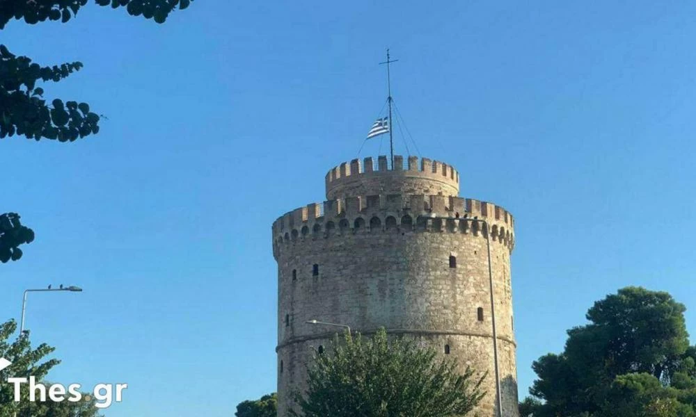 Μίκης Θεοδωράκης: Μεσίστια κυματίζει η γαλανόλευκη στον Λευκό Πύργο σε ένδειξη πένθους